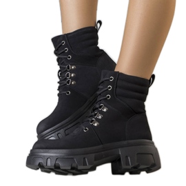 Botas pretas em uma enorme sola Lyric preto