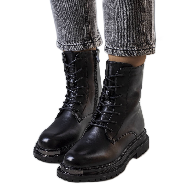 Botas isoladas pretas, Vanta preto
