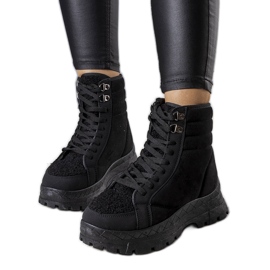 Botas isoladas pretas, Isaias preto