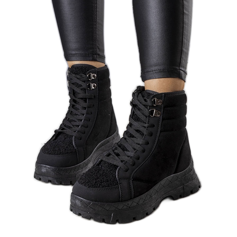 Botas isoladas pretas, Isaias preto
