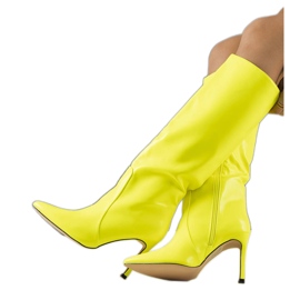 Botas de neon amarelo em um salto alto