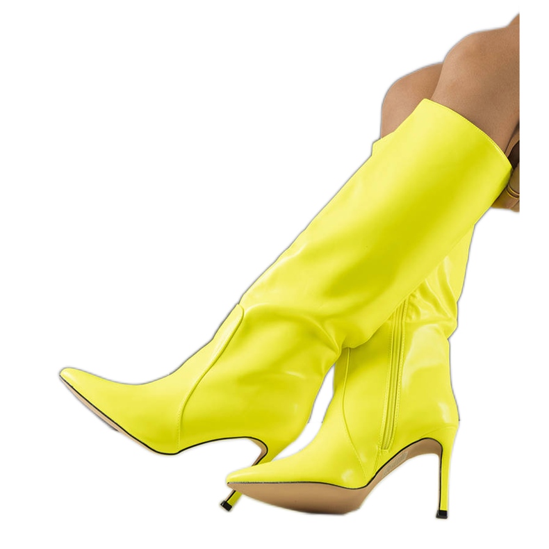 Botas de neon amarelo em um salto alto