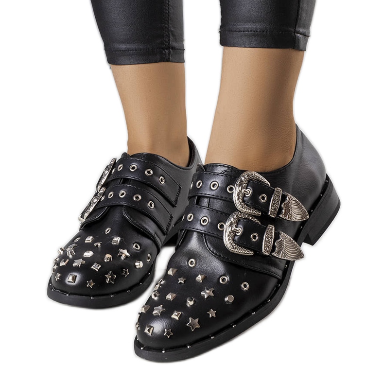 Sapatos Boisi pretos com tachas