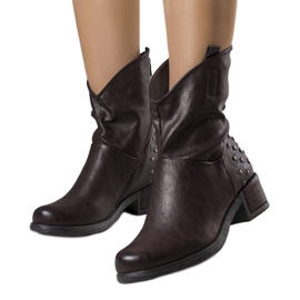 Bota marrom com tachas, Fermis