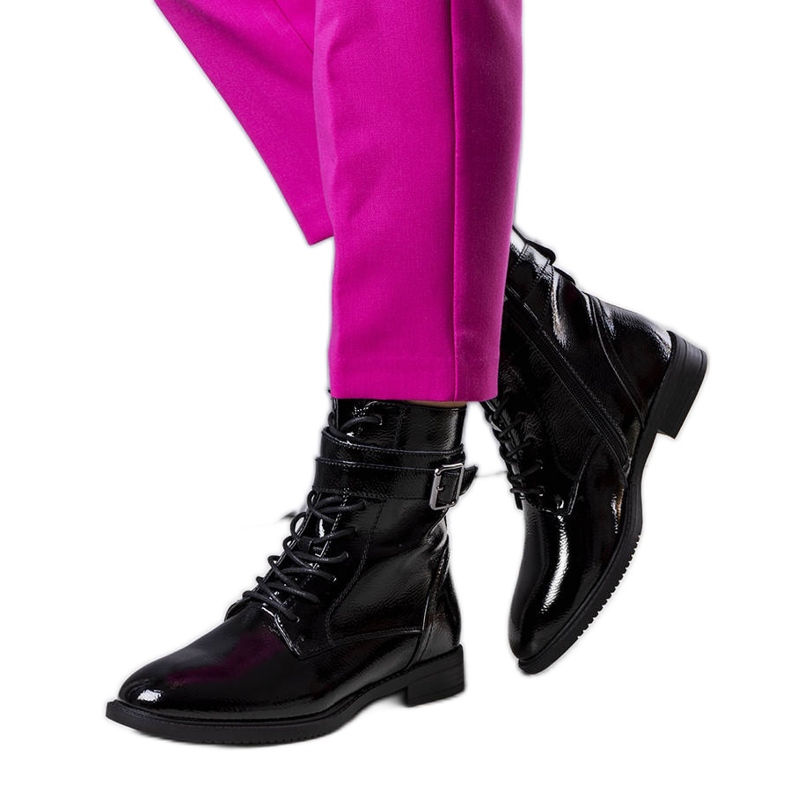 Botas de couro envernizado com isolamento preto, Pompi. Botas de couro envernizado com isolamento preto, Pompi.