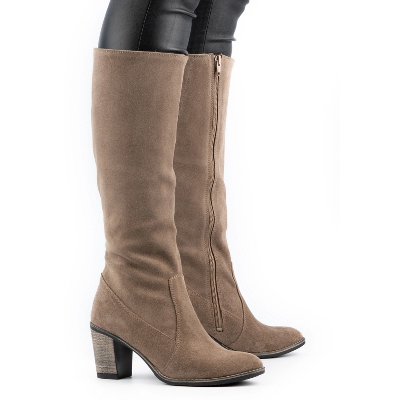 Olivier Botas isoladas femininas em poste de terra bege