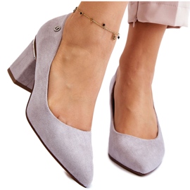 Sapatos clássicos de salto alto de camurça com enfeites Derren cinza Sapatos clássicos de salto alto de camurça com enfeites Derren cinza