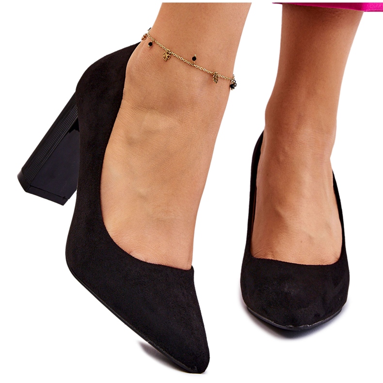 Sapatos de camurça em um salto elegante Preto Estellia