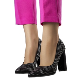 Bombas pretas Torins no bloco preto