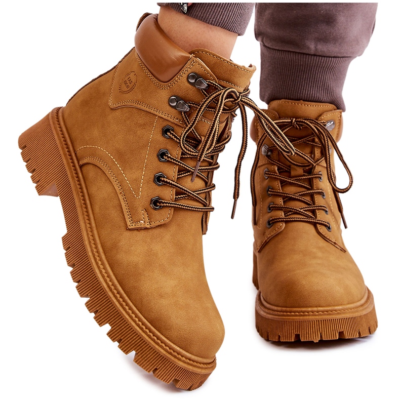 Botas femininas isoladas Camel com cadarço até a metade do caminho castanho Botas femininas isoladas Camel com cadarço até a metade do caminho castanho