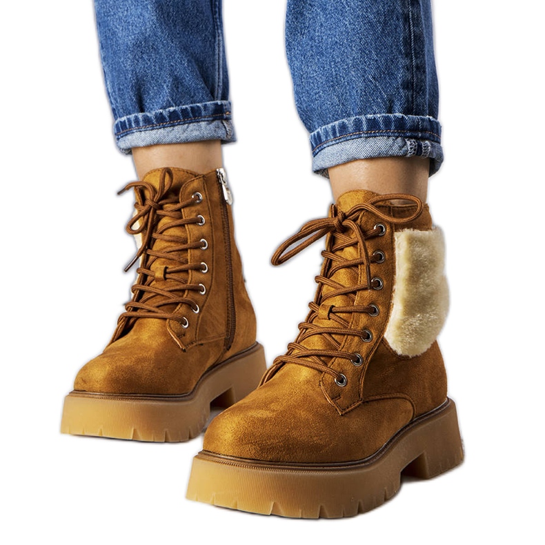 Botas isoladas castanhas com pelo da Bernar castanho