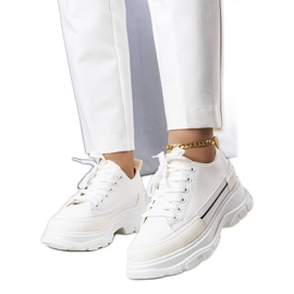 BM Tênis branco com plataforma alta Lavaris.