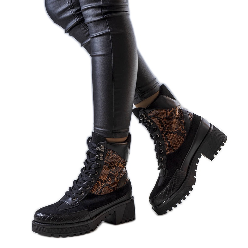 Botas isoladas pretas decoradas com inserções Fox preto