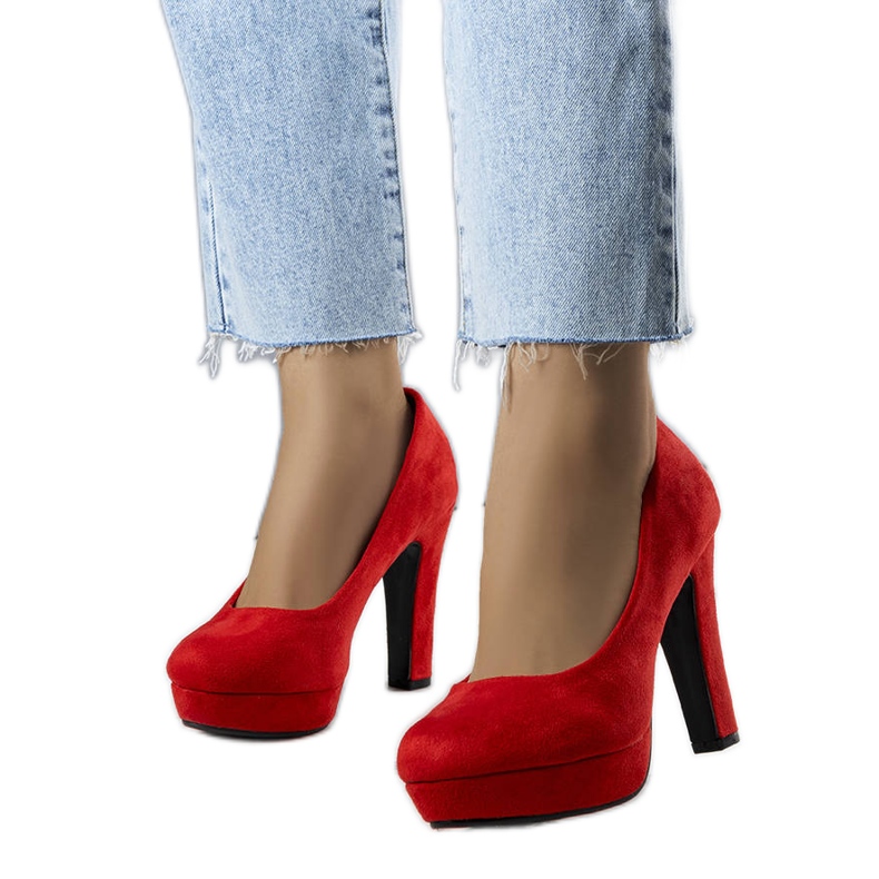 Sapatos de salto vermelhos da Tatum