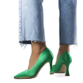 Scarpin verde com salto ampulheta da Otto
