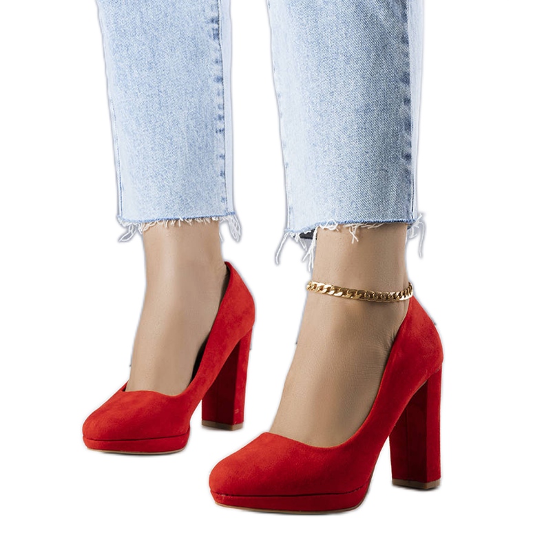 Sapatos de salto vermelhos da Leonard