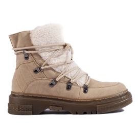Botas de neve bege de mulher com casaco de pele de carneiro