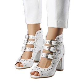 Botas de glitter prateado com pregos prata