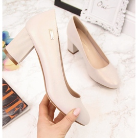 Sapato bege pérola em poste decorativo de Sergio Leone