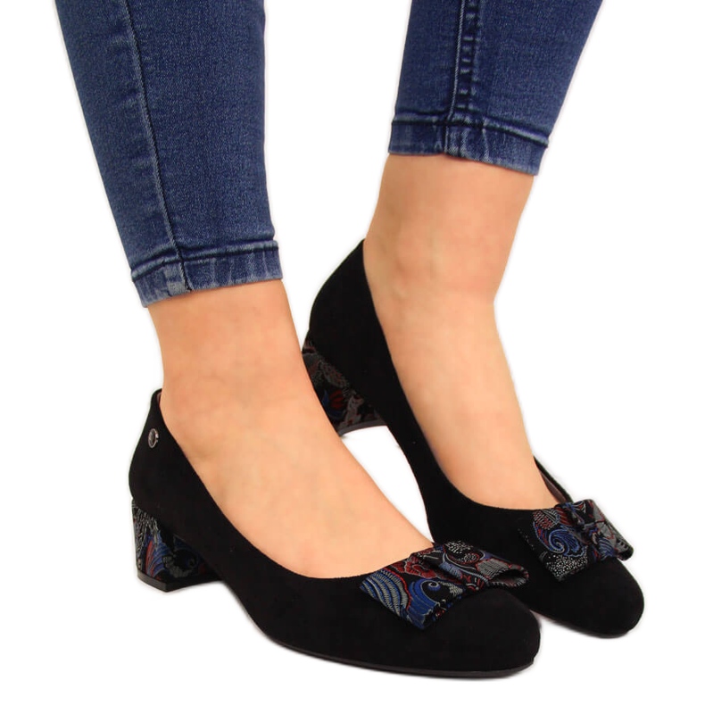 Sapatos pretos com laço decorativo de Sergio Leone