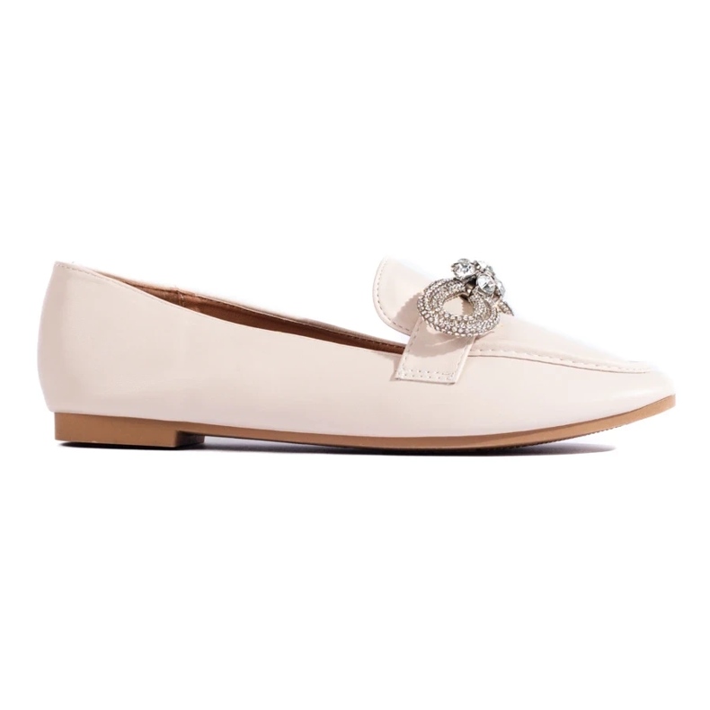 Mocassins femininos elegantes com decoração bege
