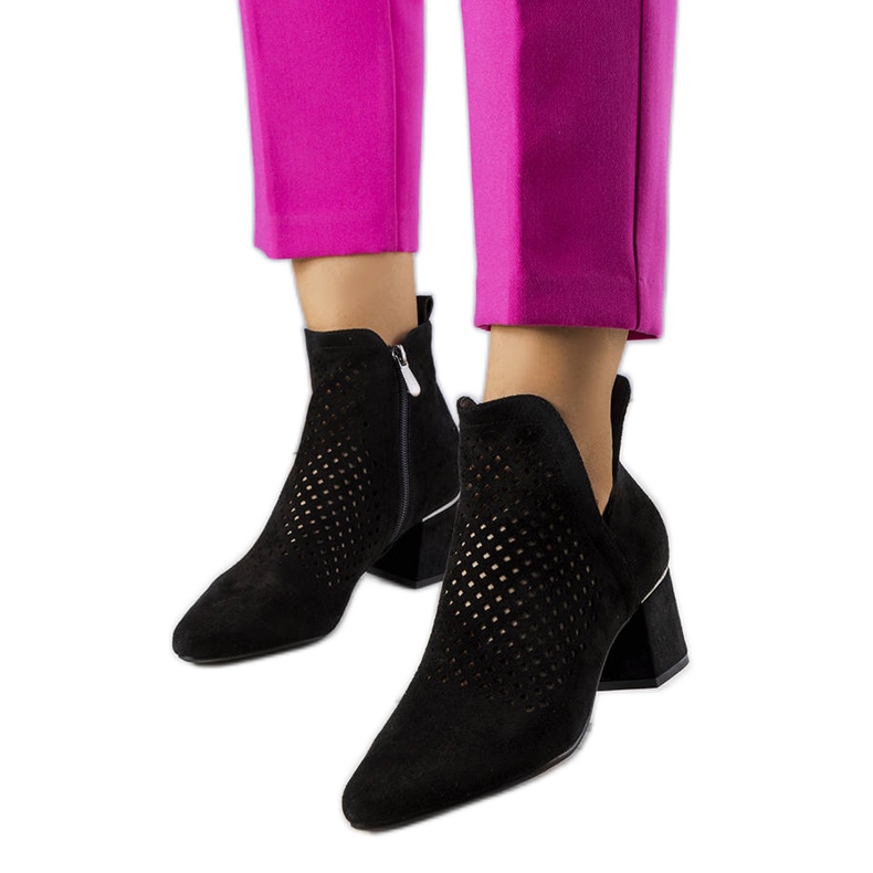 BM Botas pretas abertas no poste de Bernadette preto