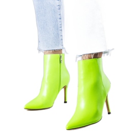 Botas de salto alto verde areia