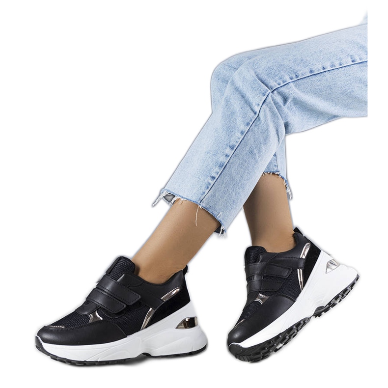 Tênis pretos em uma enorme sola Elsie