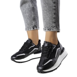 Tênis preto na plataforma Ada