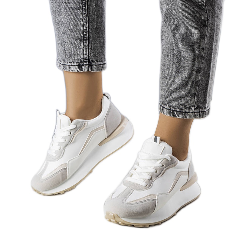 BM Tênis cinza na plataforma Ada bege