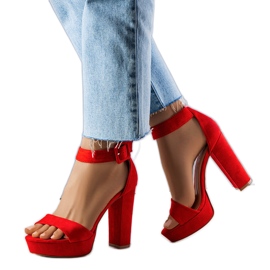 BM Sandália vermelha no poste Josefina vermelho