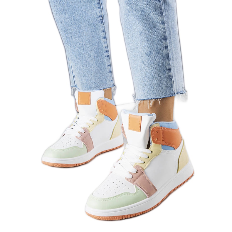 Tênis laranja da Kari branco