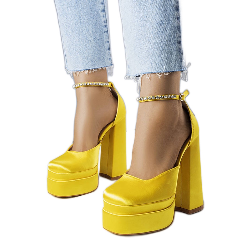 Sapatos amarelos de salto alto Elvira