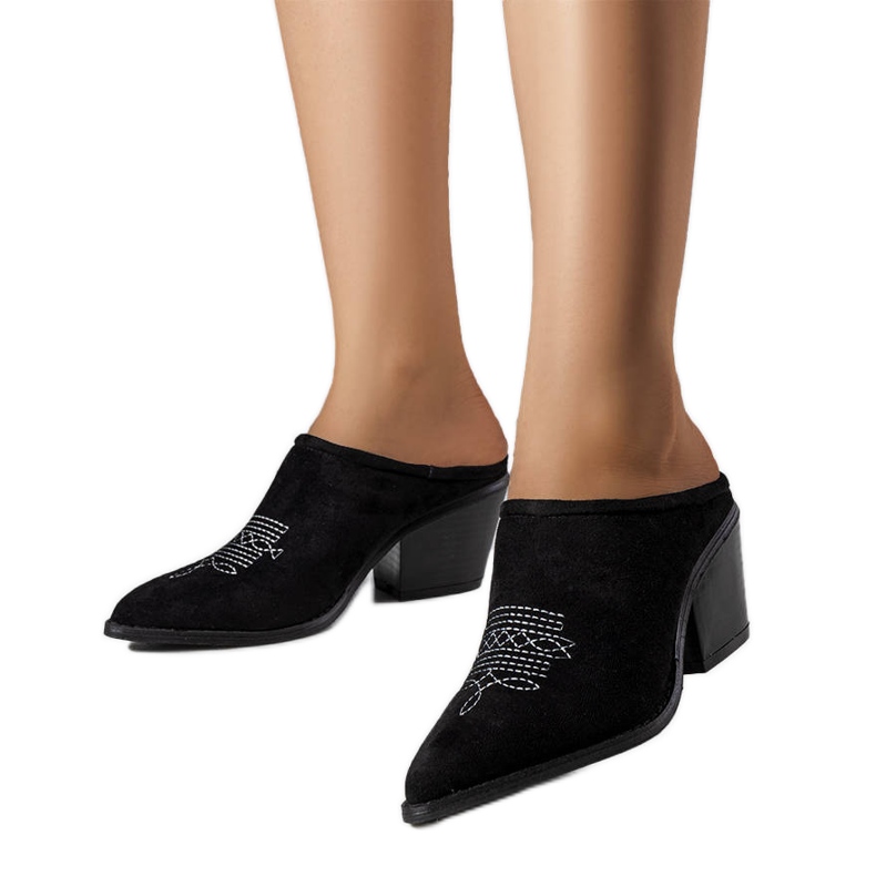 Chinelos pretos com frente embutida da Linda