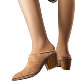 Chinelos bege com frente embutida da Linda