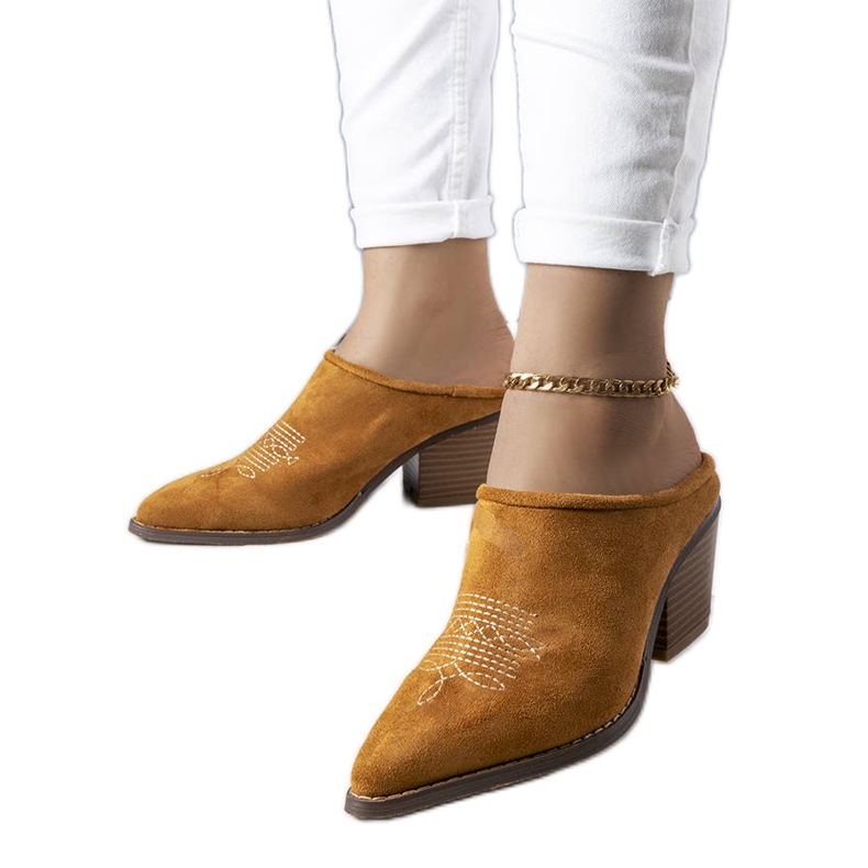 PA1 Chinelos marrons com frente embutida da Linda castanho