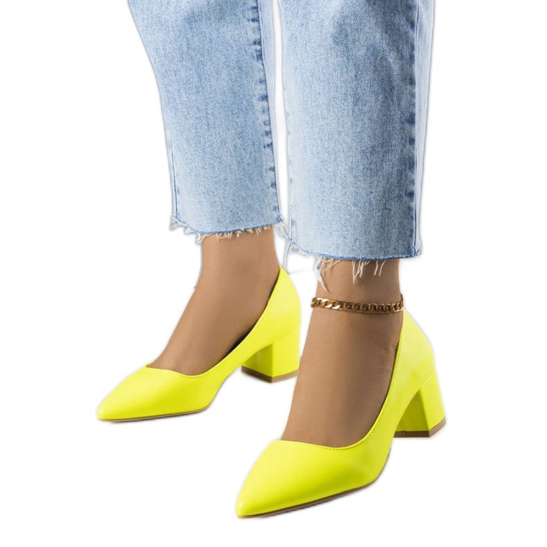 Sapatos de salto amarelo da Gail