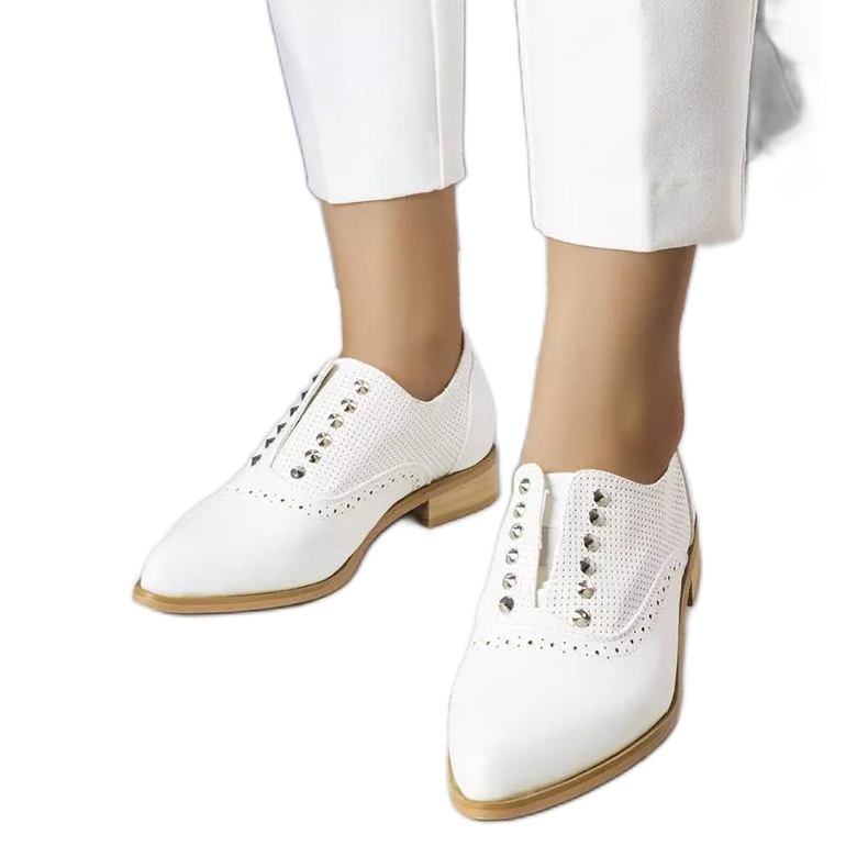 BM Sapatos brancos vazados com tachas da Erin