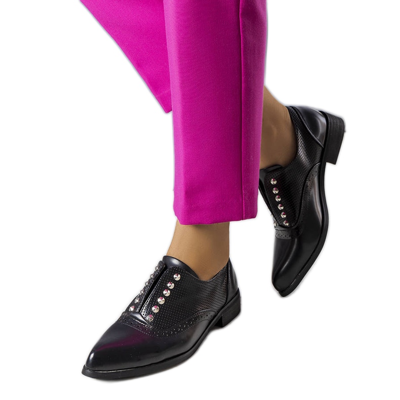 BM Brogues pretos vazados com tachas da Erin