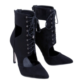 BM Botas cortadas em um broche Demi Nero preto
