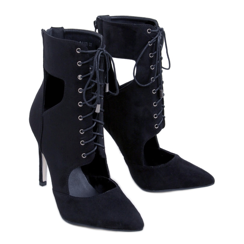 BM Botas cortadas em um broche Demi Nero preto