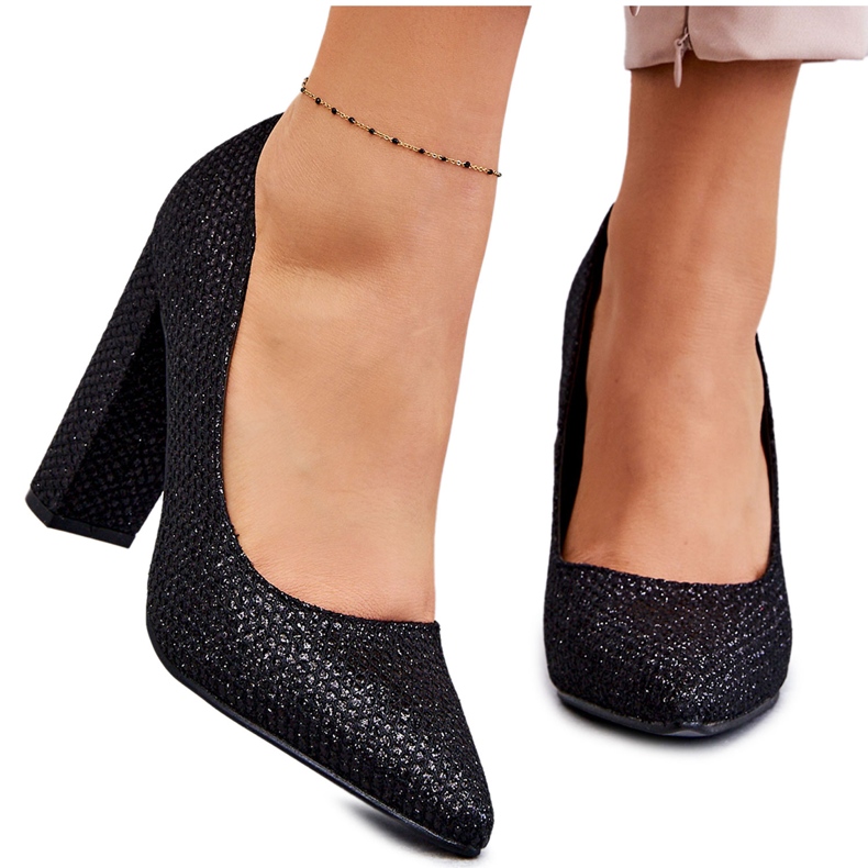 Bombas brilhantes no salto preto