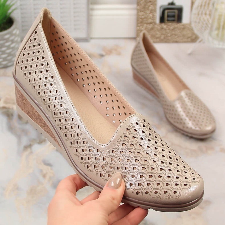 Sapatos de cunha vazados bege brilhantes de mulher Potocki SZ12018