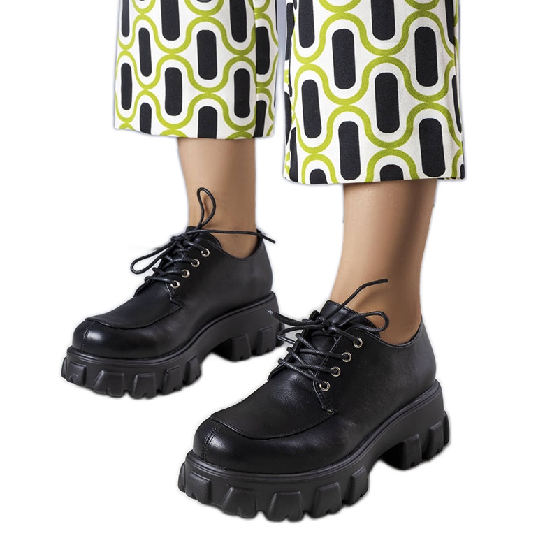 Sapatos pretos com sola maciça de Lynn