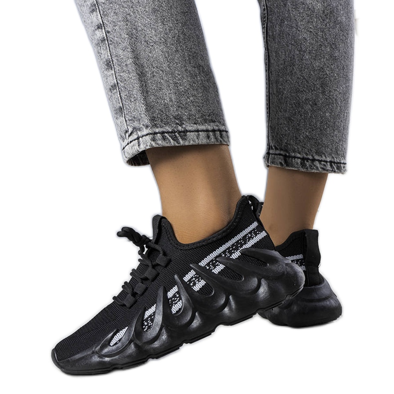 Tênis pretos em uma elegante sola Beth