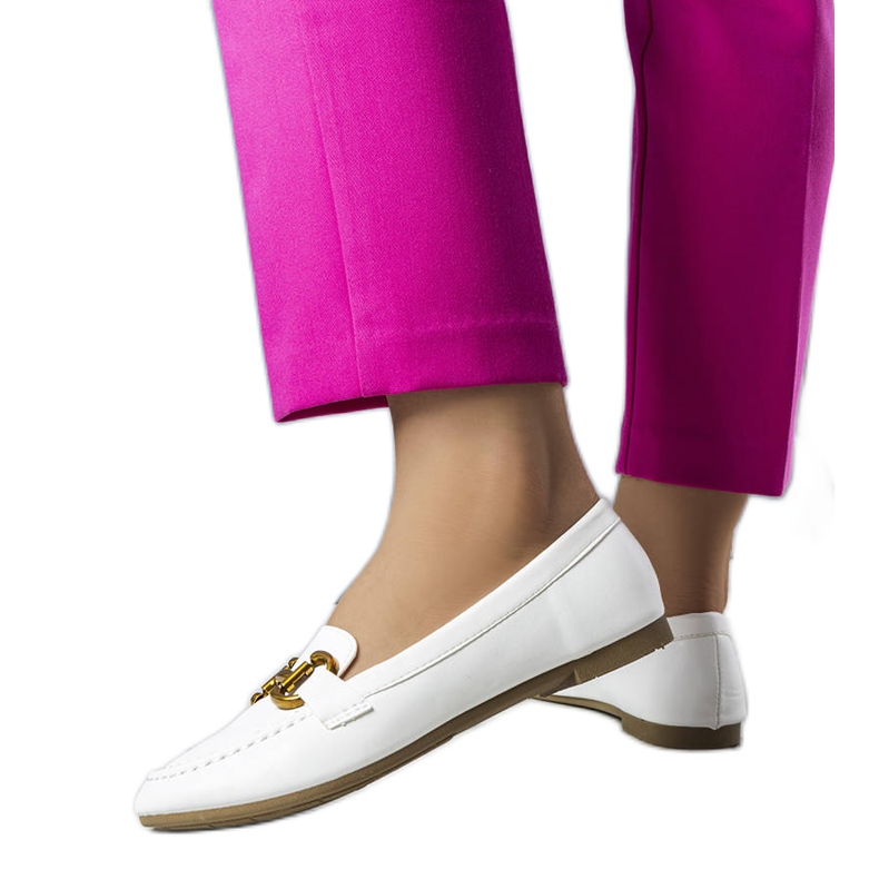 BM Mocassim branco com detalhes dourados Regina