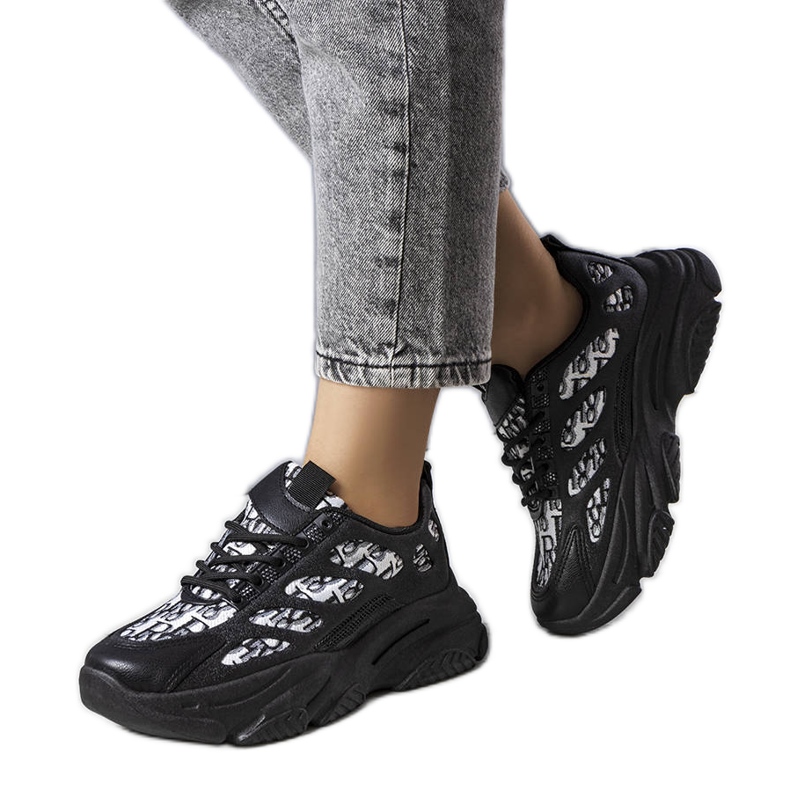 PA1 Tênis preto decorado com estampa Kara