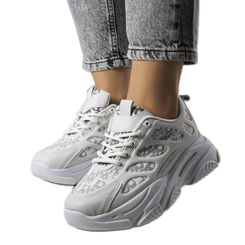 Tênis cinza decorado com estampa Kara