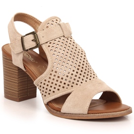 Sandália de camurça em poste com cabedal bege vazado eVento 3581 Sandália de camurça em poste com cabedal bege vazado eVento 3581