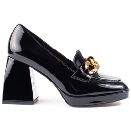 Bombas em um post estável Vinceza preto Bombas em um post estável Vinceza preto